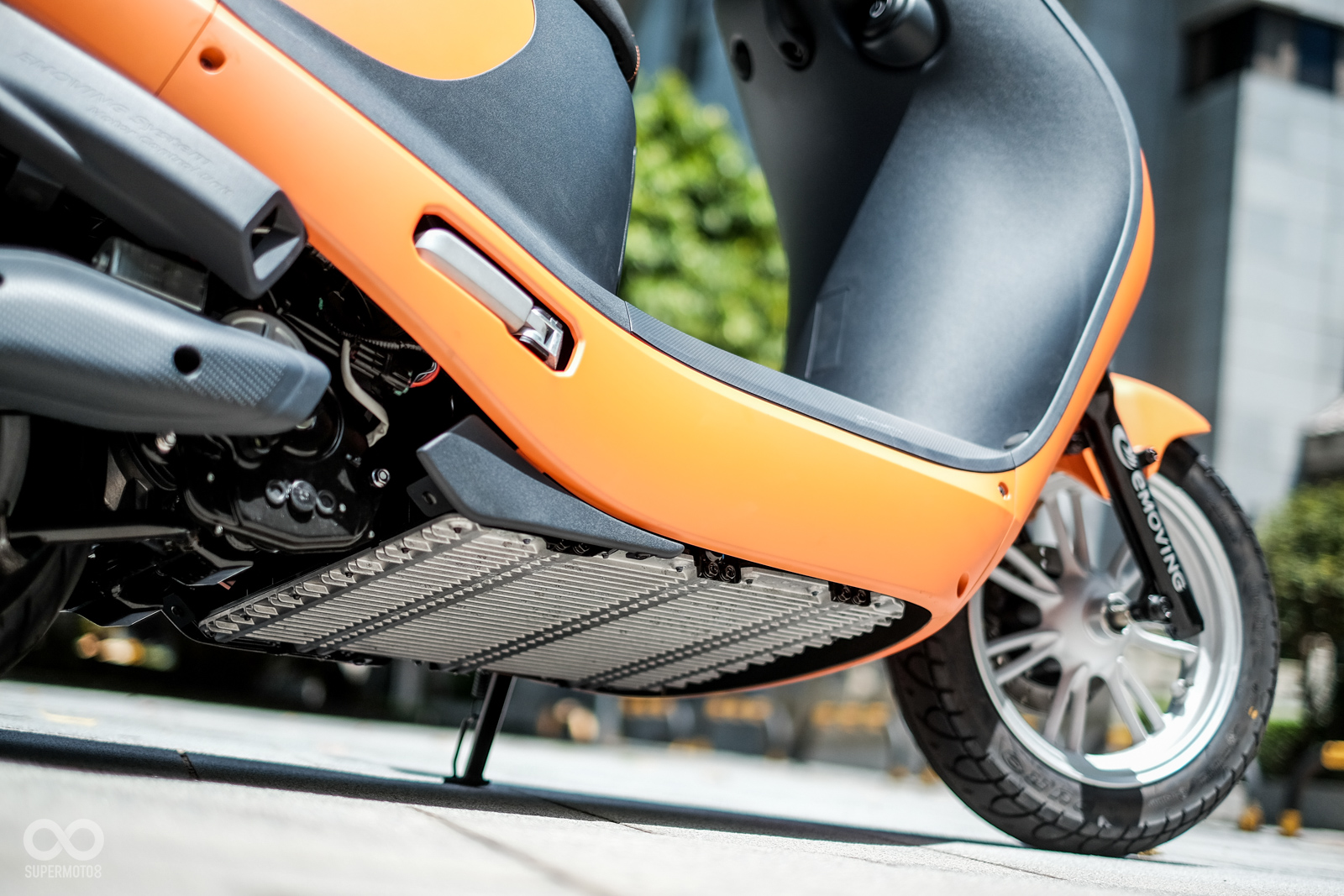 iE 125車底有相當大的電池散熱裝置