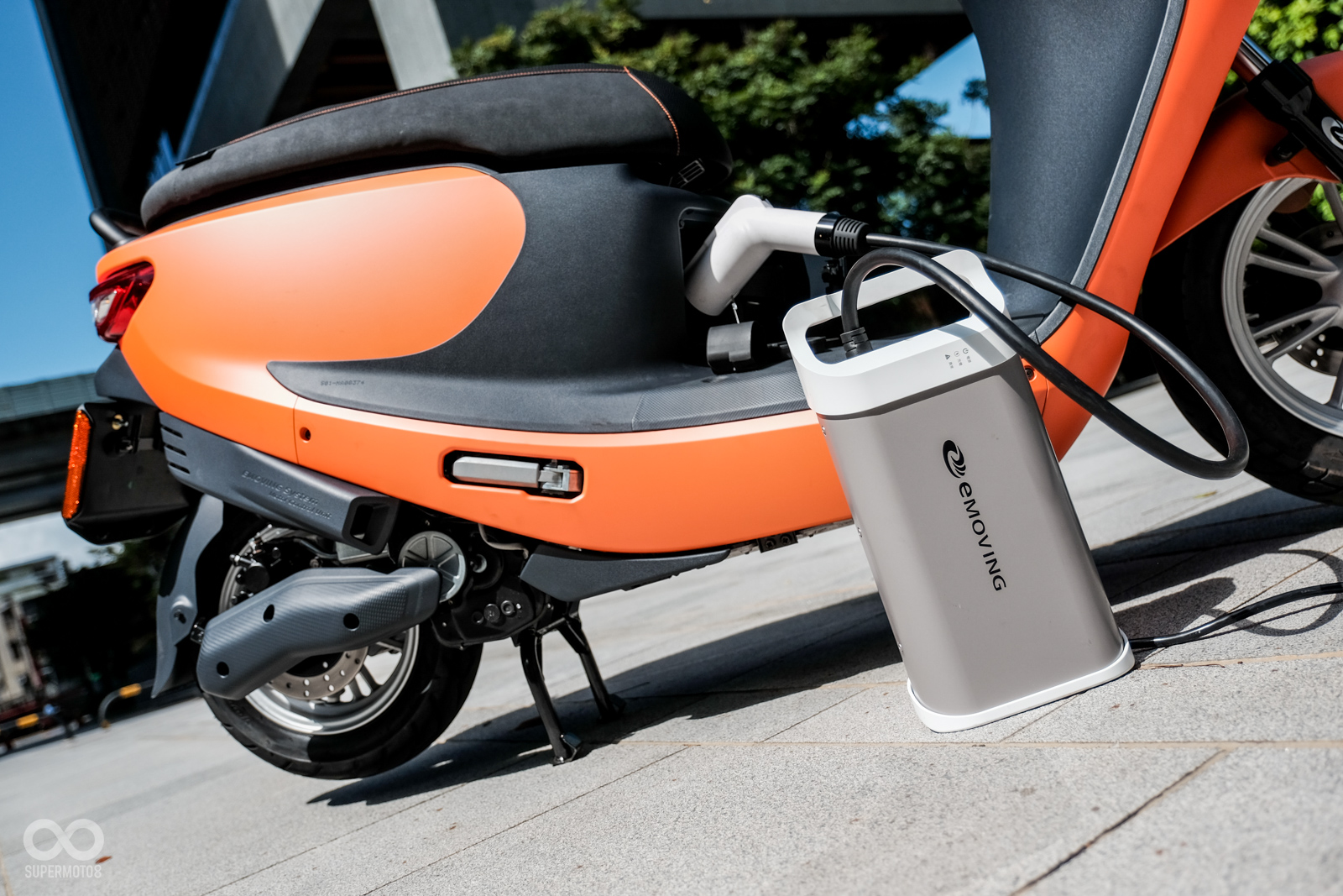 如果不使用設置在公共場所的充電站,eMOVING iE 125可透過變壓器插上110V插座充電