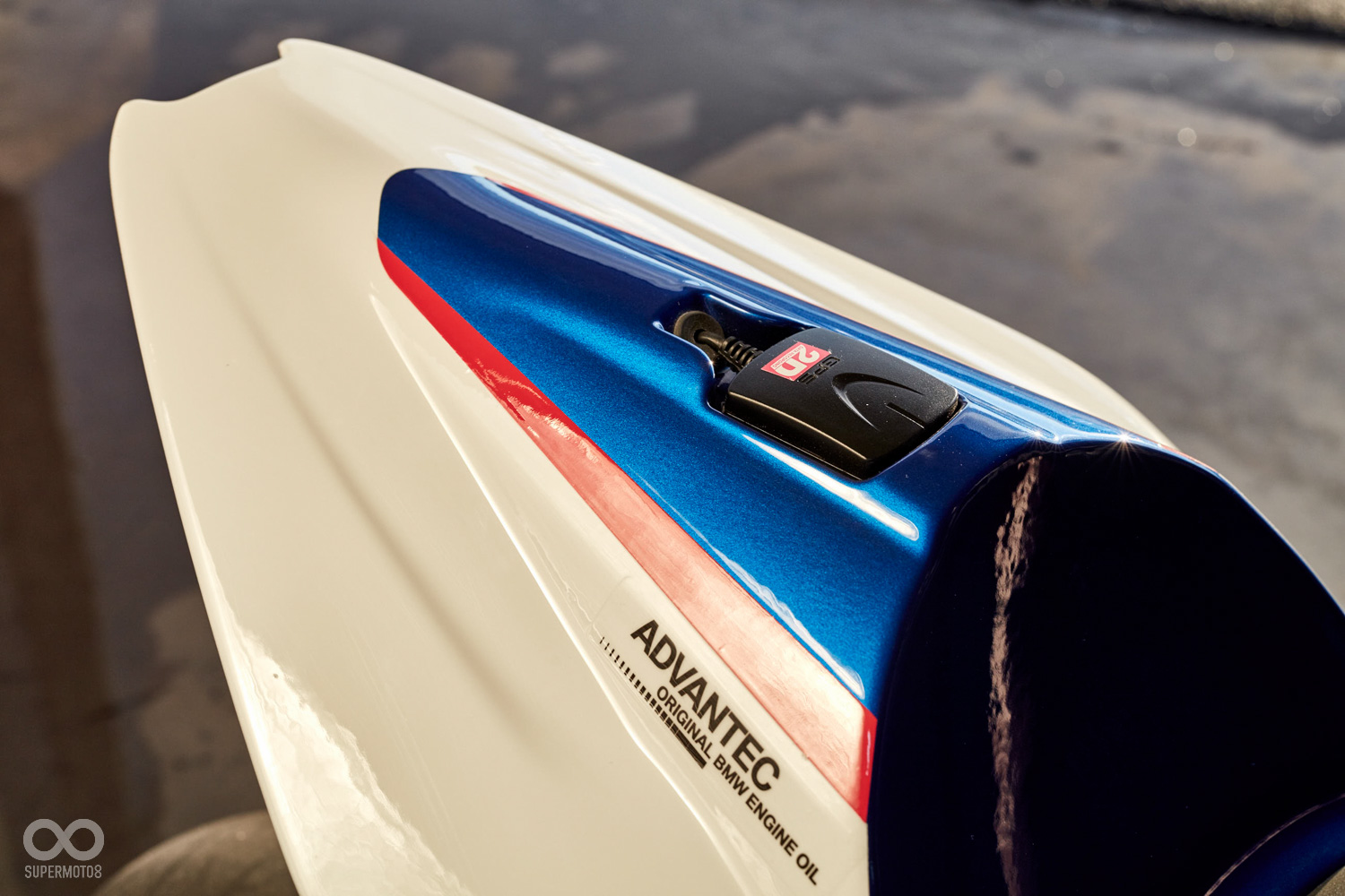 GPS裝置於車尾,提供系統精準的車輛動態,同時也能作單圈計時的動作