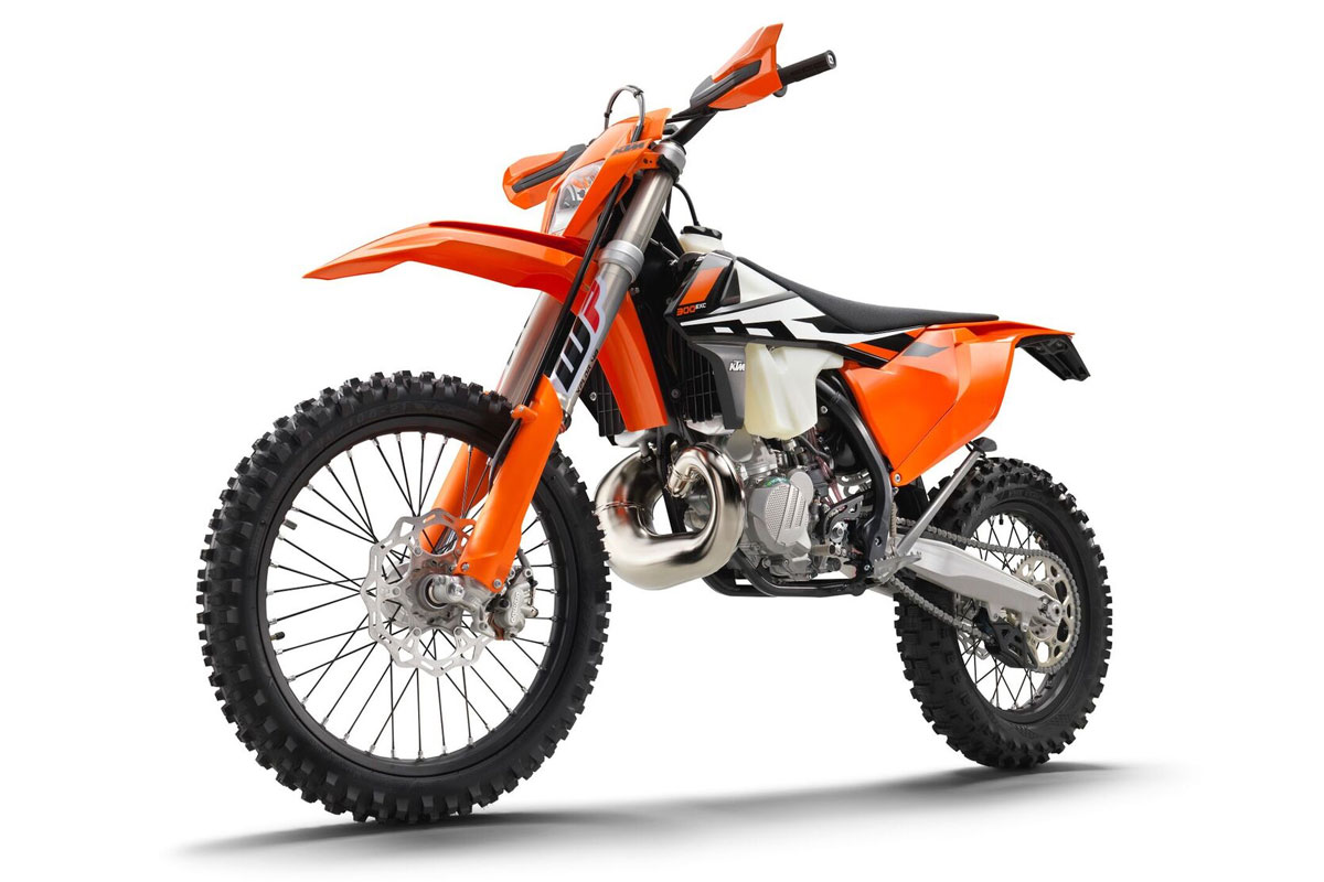 KTM 的噴射二行程技術將用在今年五月發表的2018年式越野車產品線上，車型包含KTM 250 EXC TPI（上） 及KTM 300 EXC TPI （下）兩款