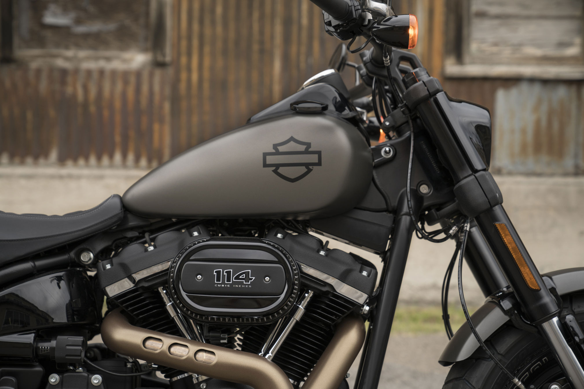 Softail Fat Bob 共有空冷107(1,745 c.c) 及水冷的114(1,868 c.c.) 兩種排氣量可選，空濾外蓋上即可判別