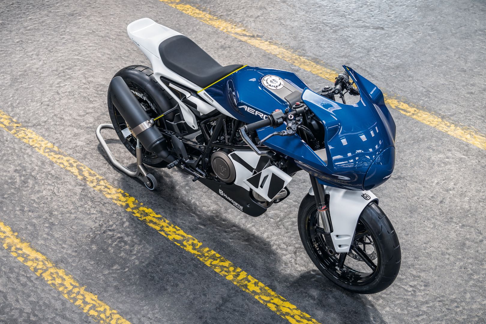 藍、白、黑三色拼接的車身塗裝，讓車身整體相當亮眼