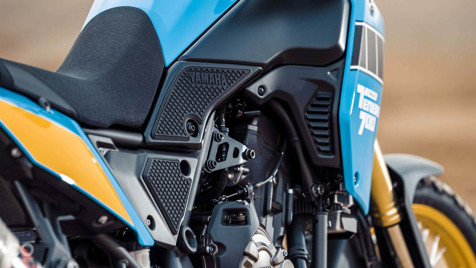 油箱兩側有橡膠油箱貼,幫助騎士更輕鬆挾持