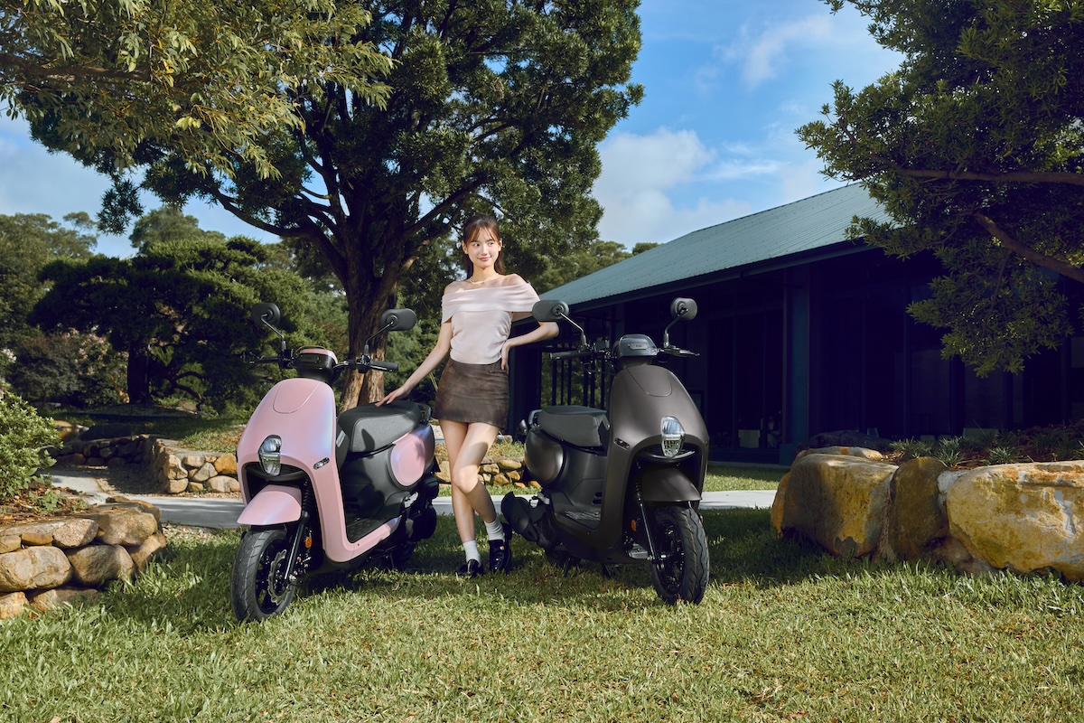 除了本站拍攝的「水光粉」新色外,SYM在 2025 年秋天改款中還新增「摩卡棕」車色!