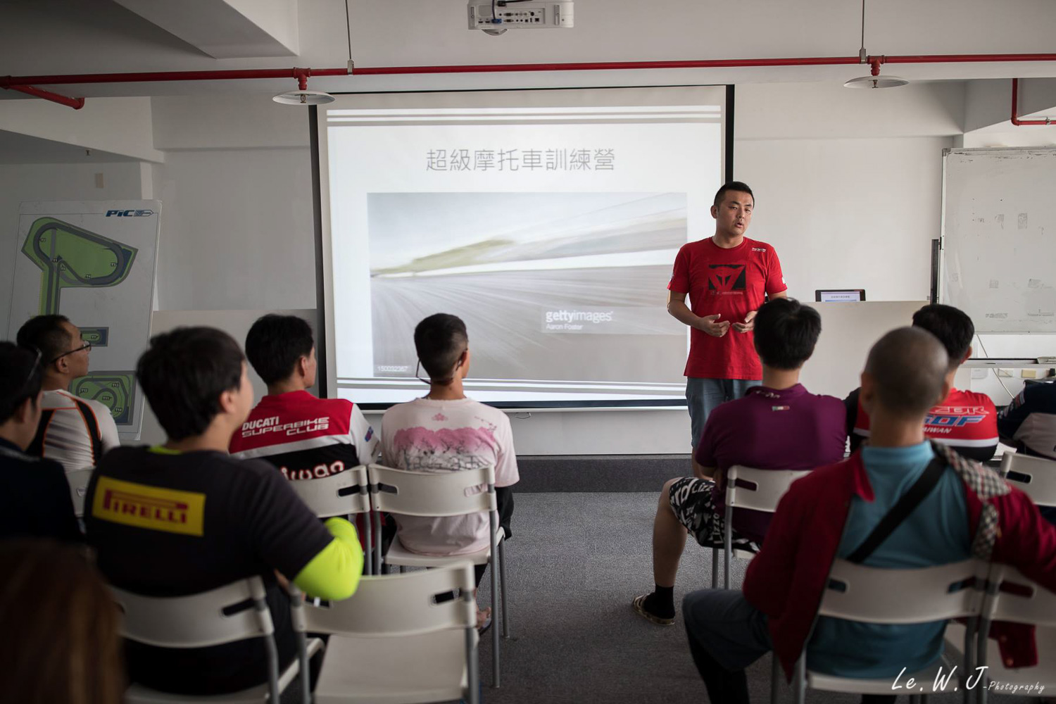 室內課程的部分主要針對賽道進行講解,讓大家對於大鵬灣有初步的認識,並且針對旗號與賽道上的安全與禁止事項進行說明