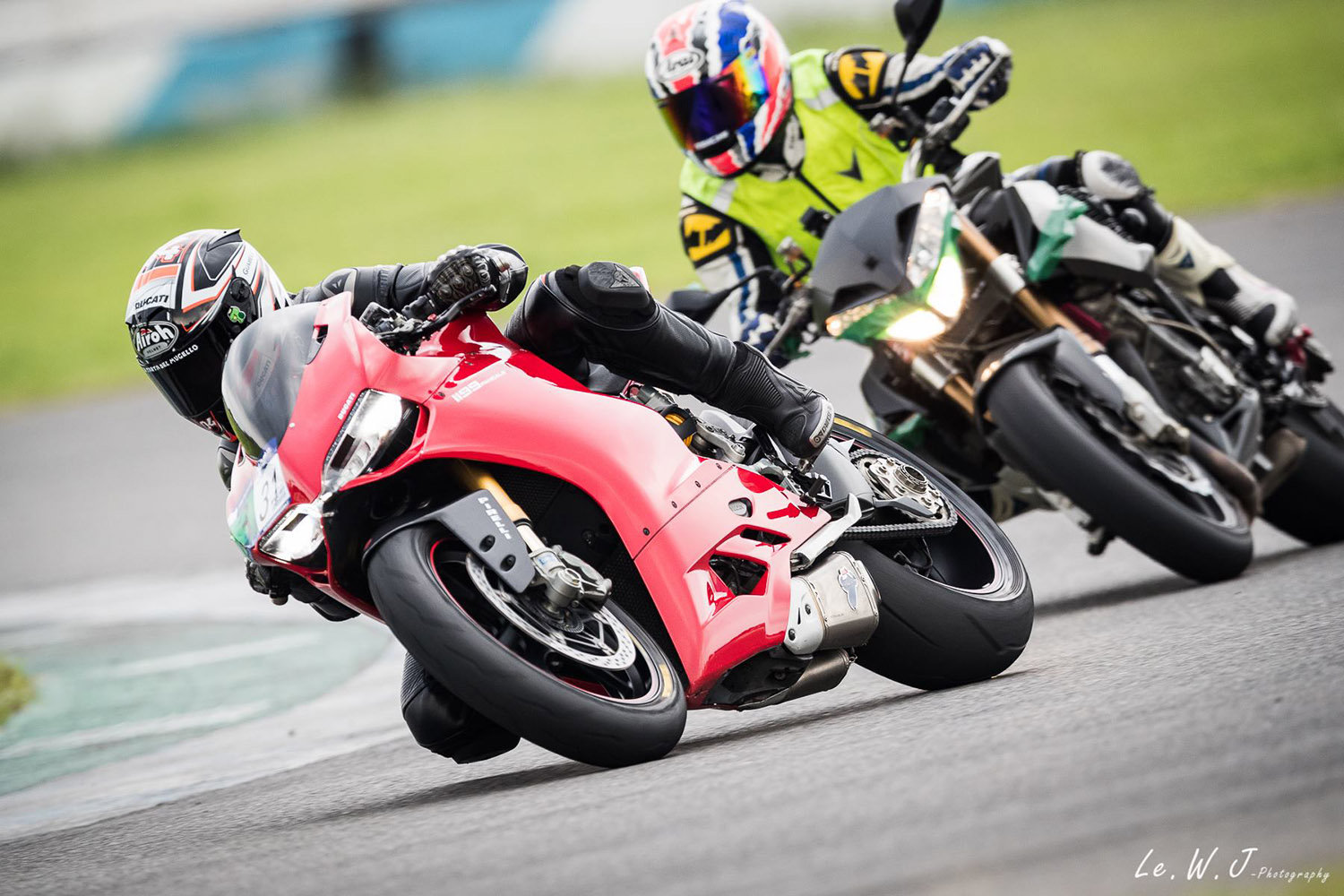 教練會不時的出現在學員的前後,在場上給予提醒與即時的指導