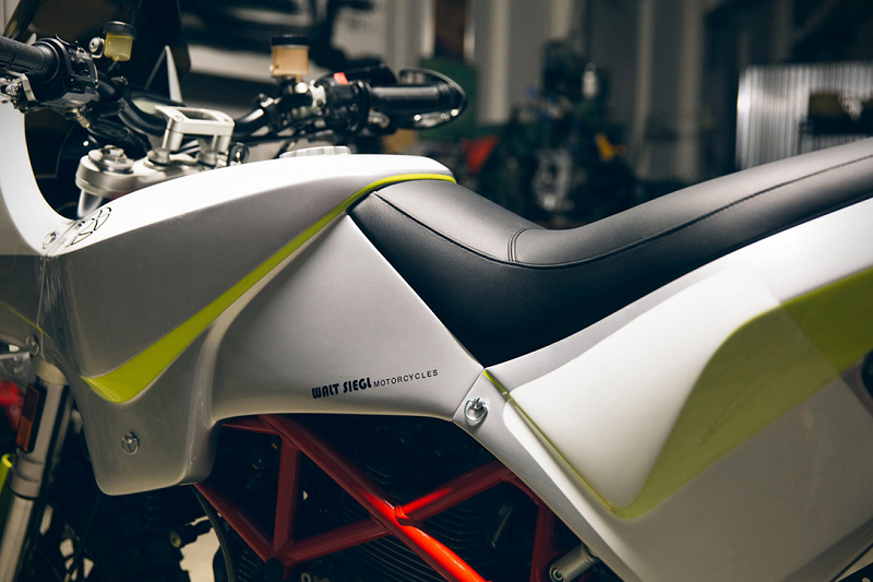 Walt Siegl在每個固定點都經過精密計算,以最少的固定扣達到最穩固的效果