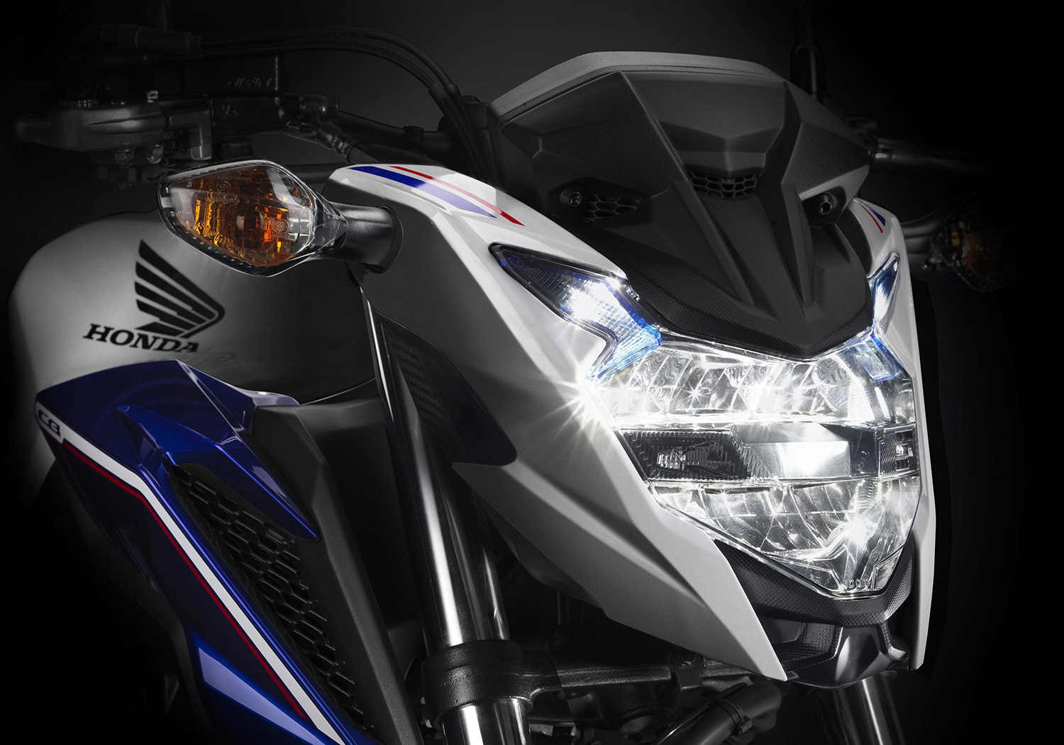 2016 HONDA CB500F 搭載造型前衛的LED大燈