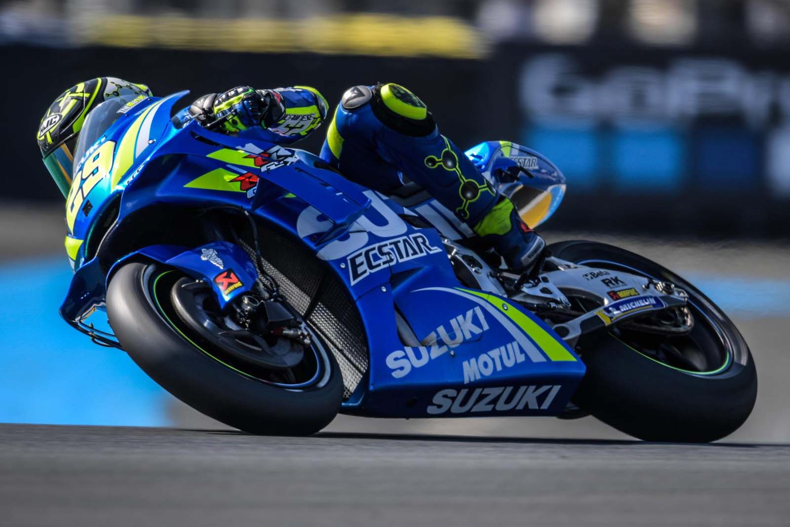 Iannone在法國站換上了相當亮眼的死侍帽，不過第一圈都沒跑完就意外退賽了，莫非這又是某種特殊的詛咒嗎？