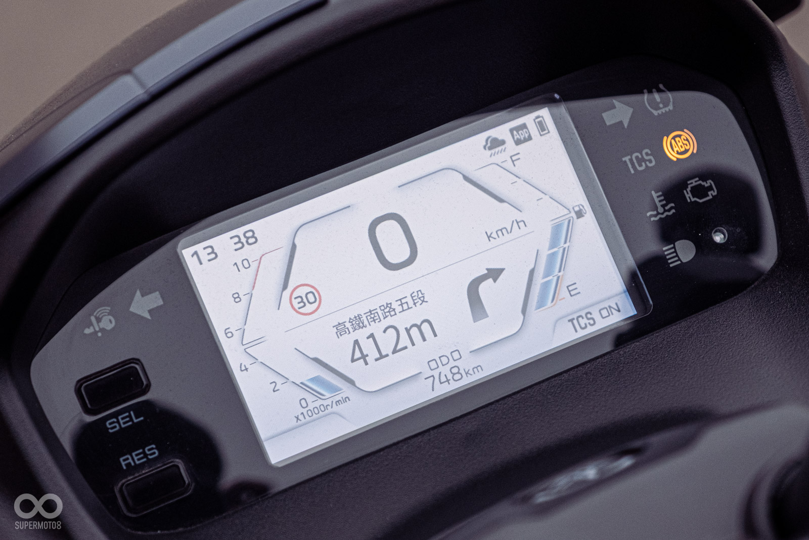 YAMAHA AUGUR搭載TFT儀表，透過專屬APP可擁有停車位置紀錄、車輛數據、藍芽胎壓偵測、車輛里程、保養提醒等多項資訊顯示