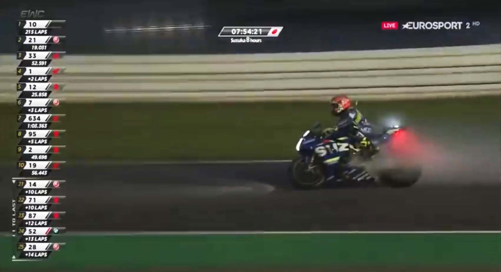 當年Suzuki Endurance Racing Team在最後五分鐘出現車輛故障,導致在賽道上留下油漬