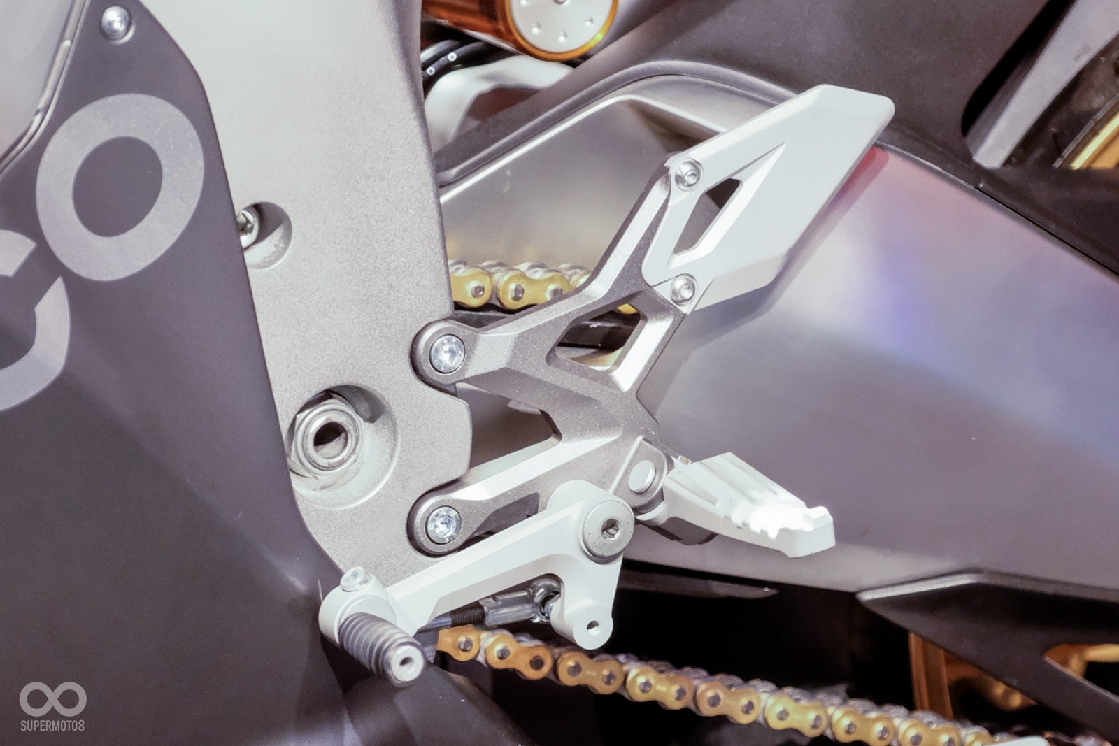 一台擁有濃厚科技感的前衛外觀,全車好料之餘,我們看到了那令人喜歡的又久違的排檔桿。