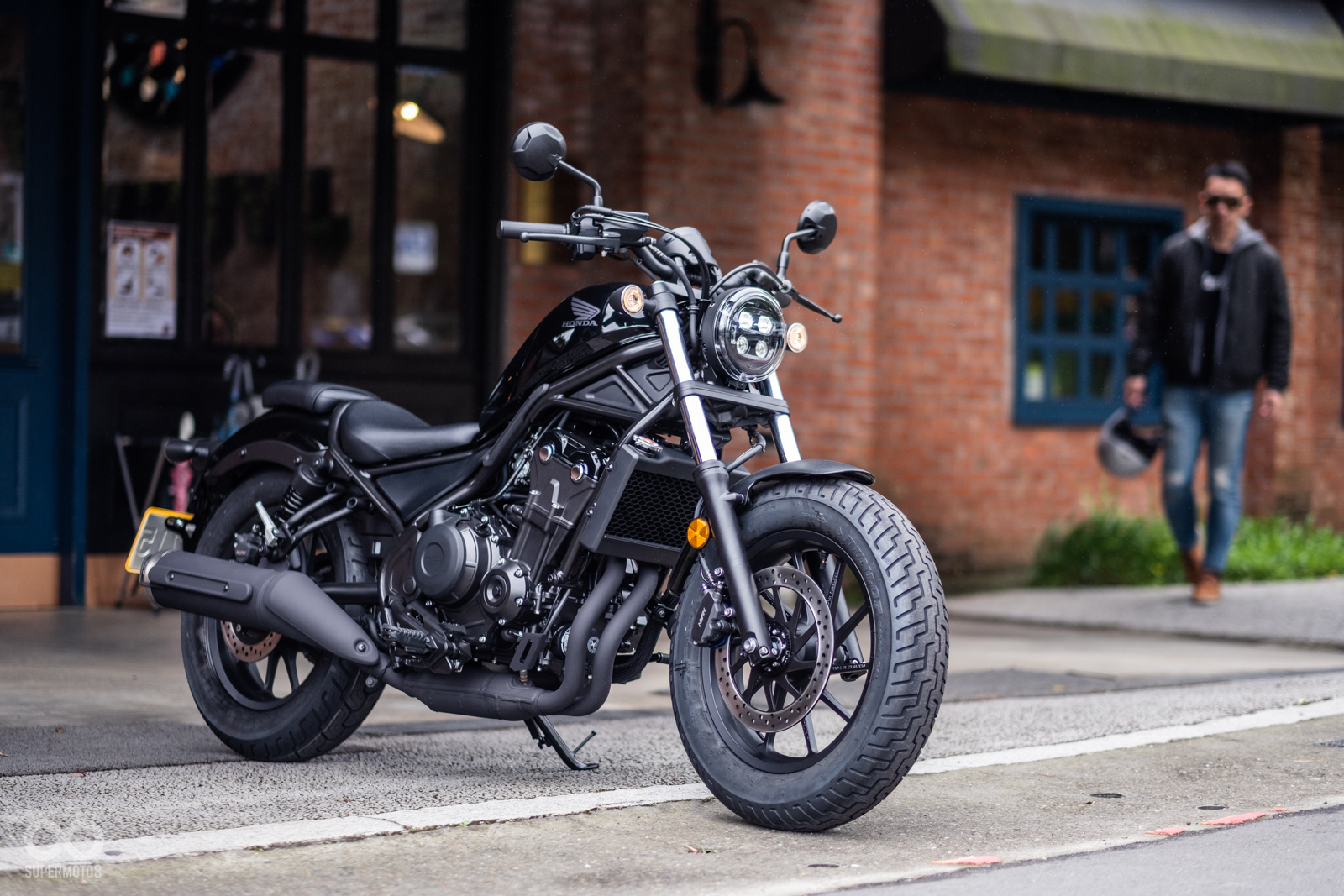 Rebel500採用前雙活塞卡鉗搭配296mm單碟、後單活塞卡鉗搭配240mm單碟配置