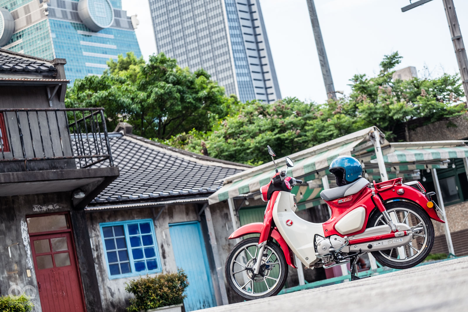 目前台灣販售版本，想要有後座需要入手後改裝達成