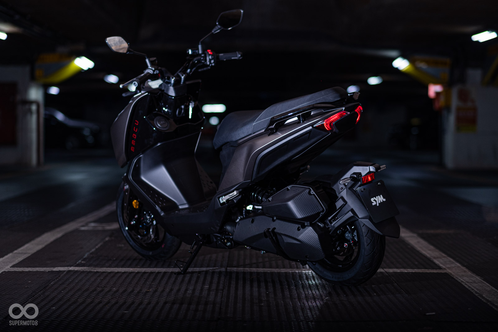 SYM MMBCU後方採用較為特別的內置式碟煞系統