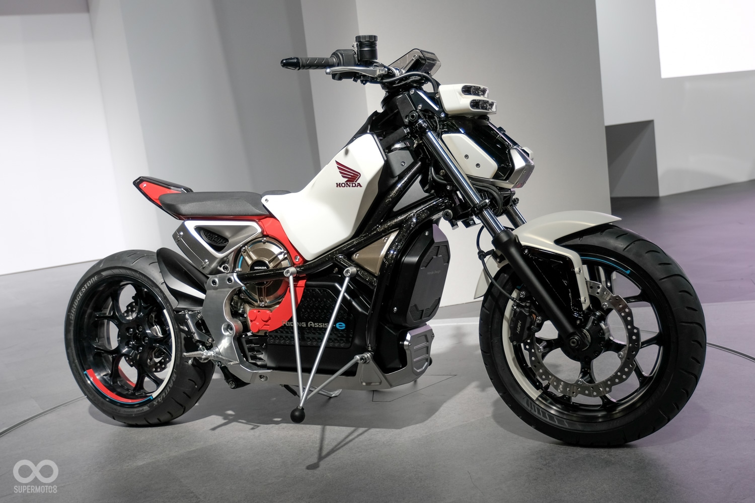 HONDA曾推出的自平衡概念車Riding Assist-e