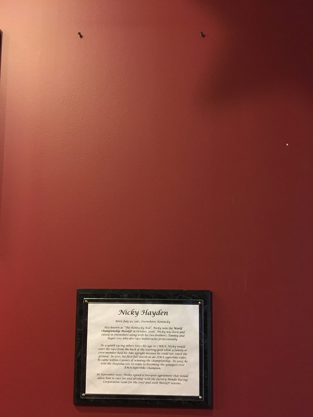 原本懸掛在牆上的照片，已經先取下放置在窗前，讓往來的民眾悼念這位傳奇車手。