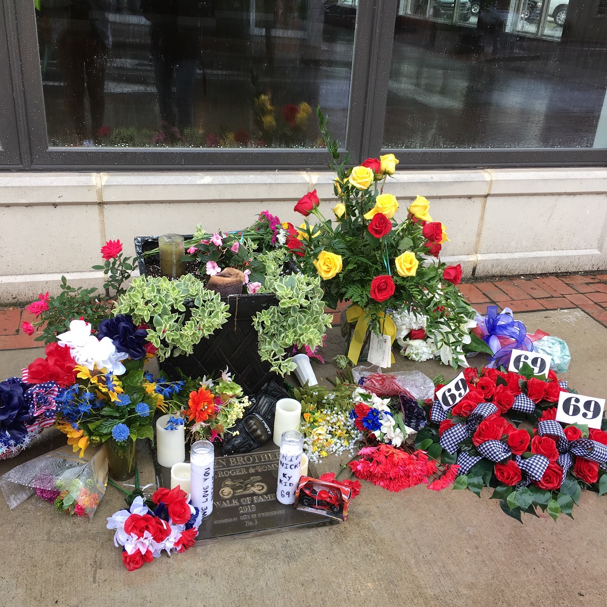 Owensboro街道上已經陸續有車迷送花致哀。