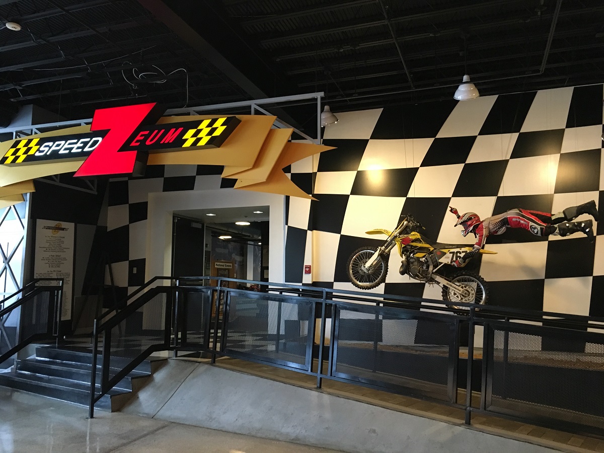 自然與歷史博物館裡竟然有個賽車收藏專區。