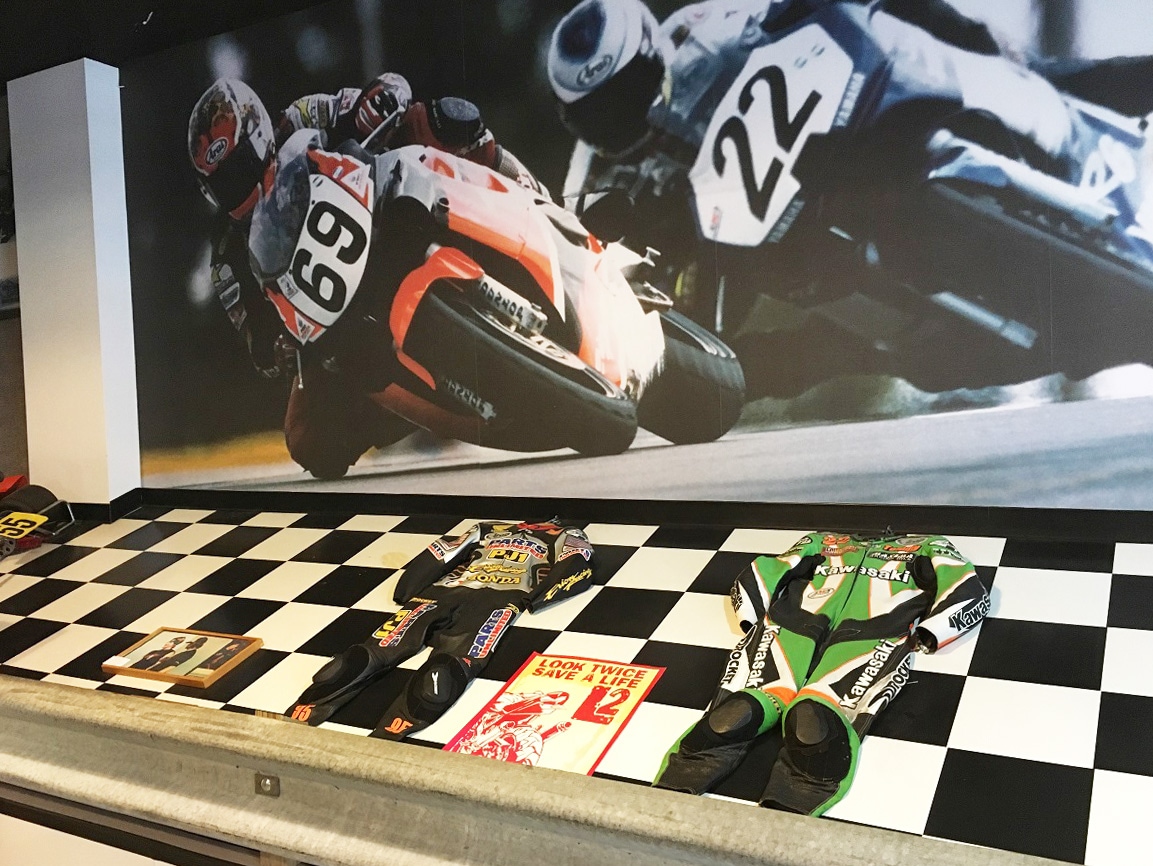 原本三兄弟的皮衣，現在只展示哥哥Tommy與弟弟Roger Lee的。