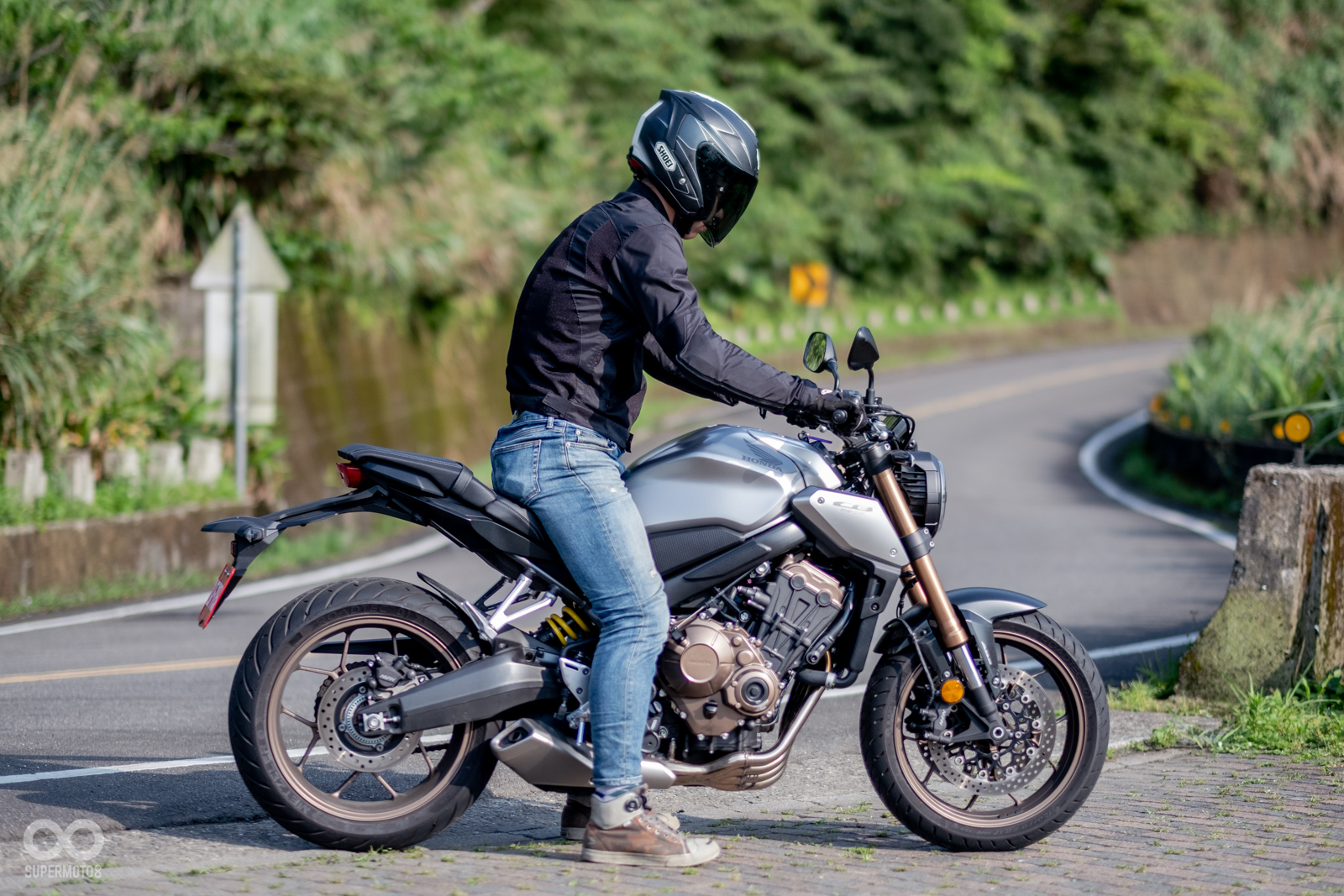 CB650R的810mm座高，身高180cm，雙腳可平貼地面