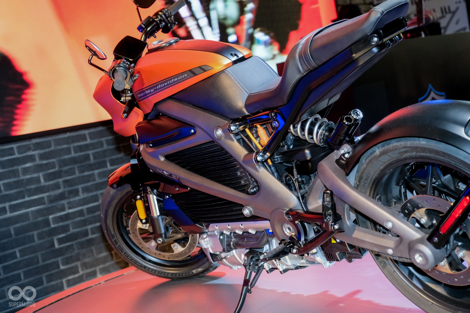 前後SHOWA全可調避震器，Brembo煞車系統，可以看出這輛電動車可對於性能、操控沒有忽略