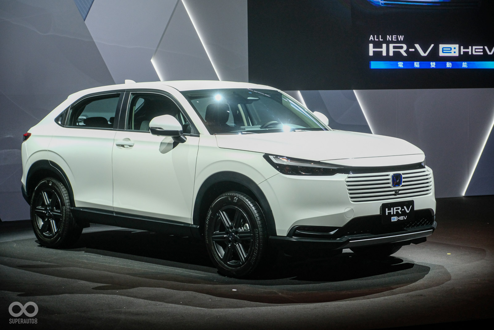 All-new HR-V e:HEV 打造如電動車般的順暢駕馭體驗,並擁有國產同級No.1的25.8 kg-m大扭力輸出,以及23.5 km/L的絕佳燃油效率