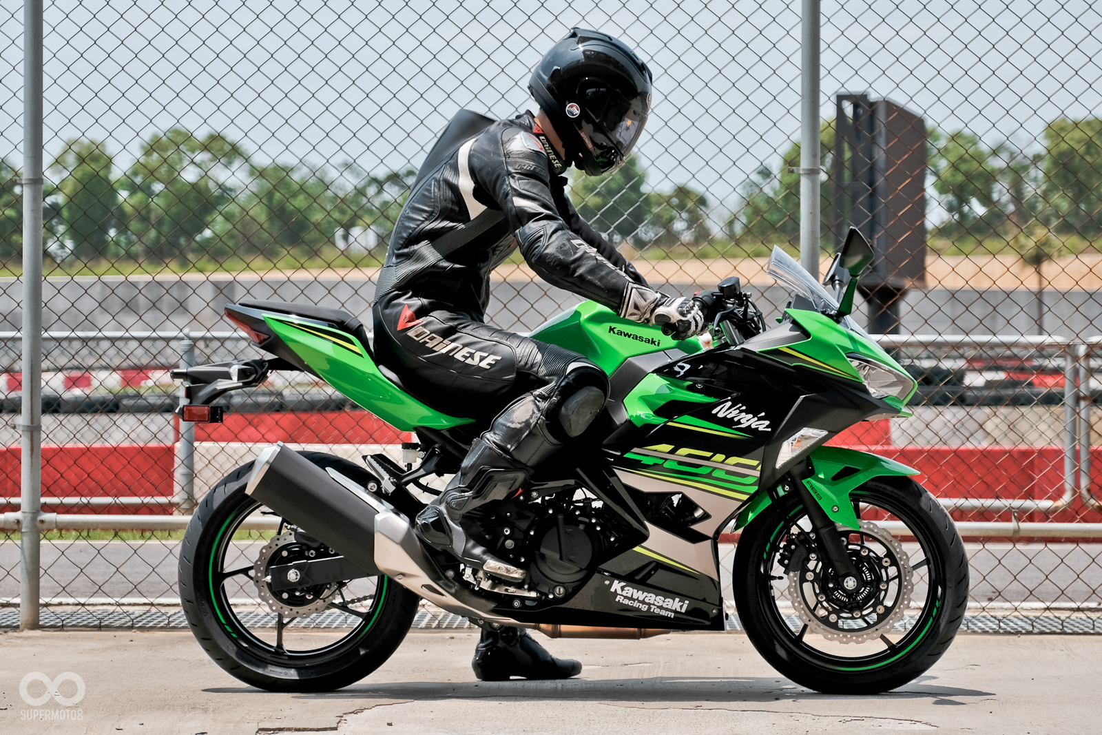 NINJA 400座高785mm,身高180cm雙腳能輕鬆平踏地面