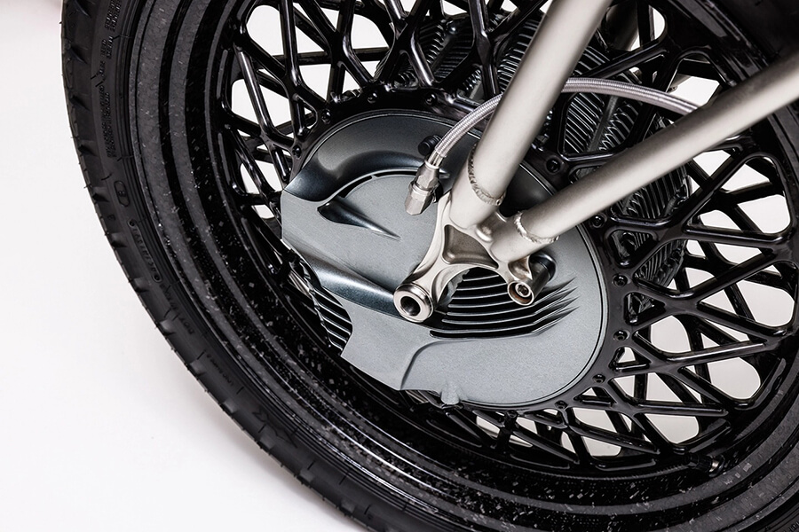 碳纖維打造出類似鋼絲框視覺的輪框,煞車則採用液壓的鼓式煞車