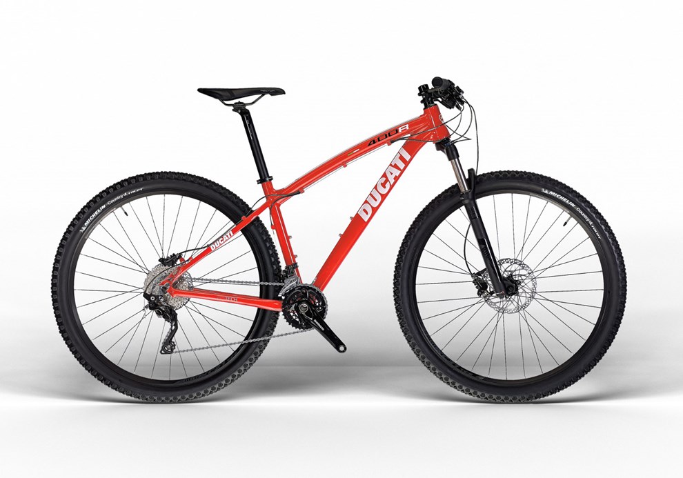 在策略調整後,過往較為競賽取向的車款已不復見,取代的是親和力高的樂趣車款