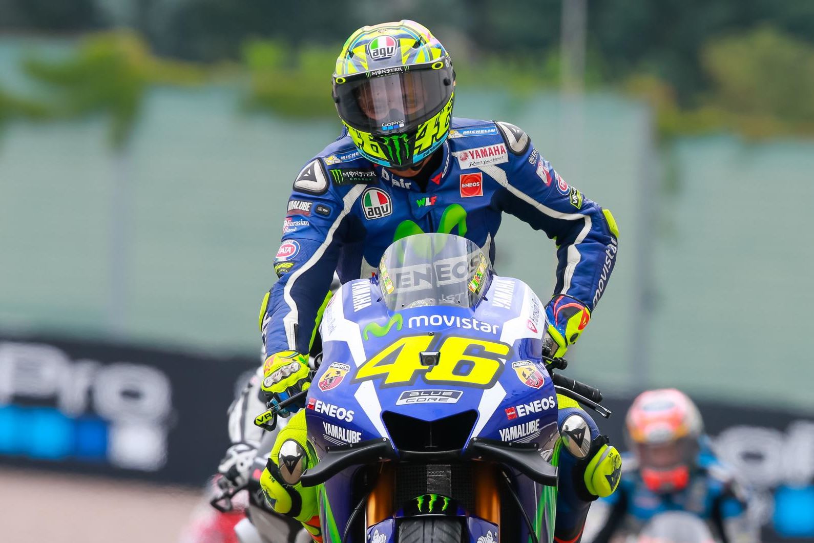 德國站時Rossi安全帽最顯眼的地方也貼上了新夥伴的商標