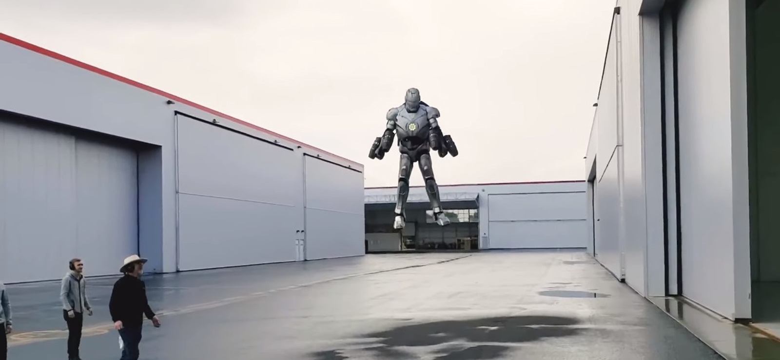 「像是穿著一套大型潛水服,不過真的很酷而且令人驚艷。」飛行員Richard說道