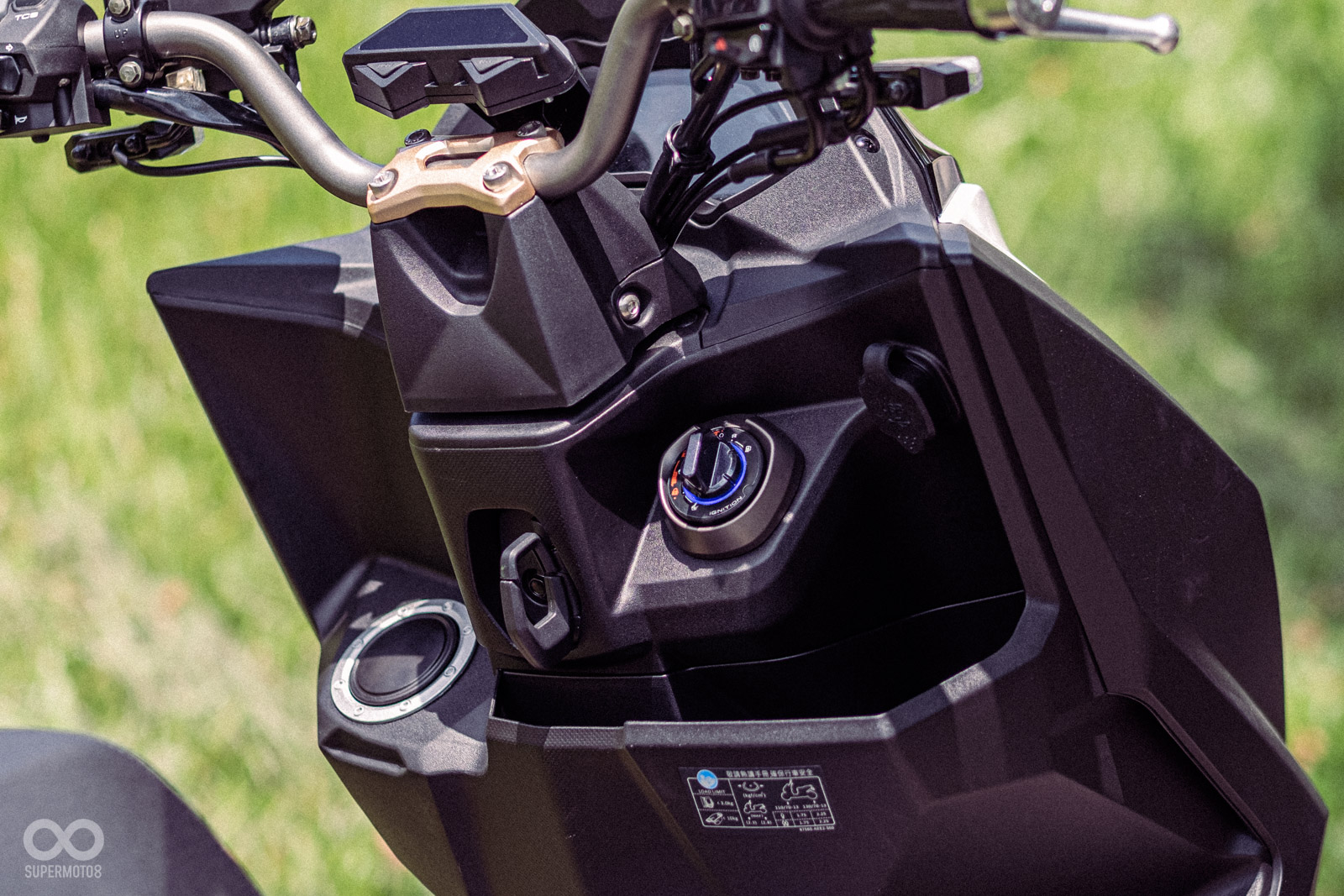 除了基本的電控外，KYMCO KRV MOTO同樣搭載實用的配備