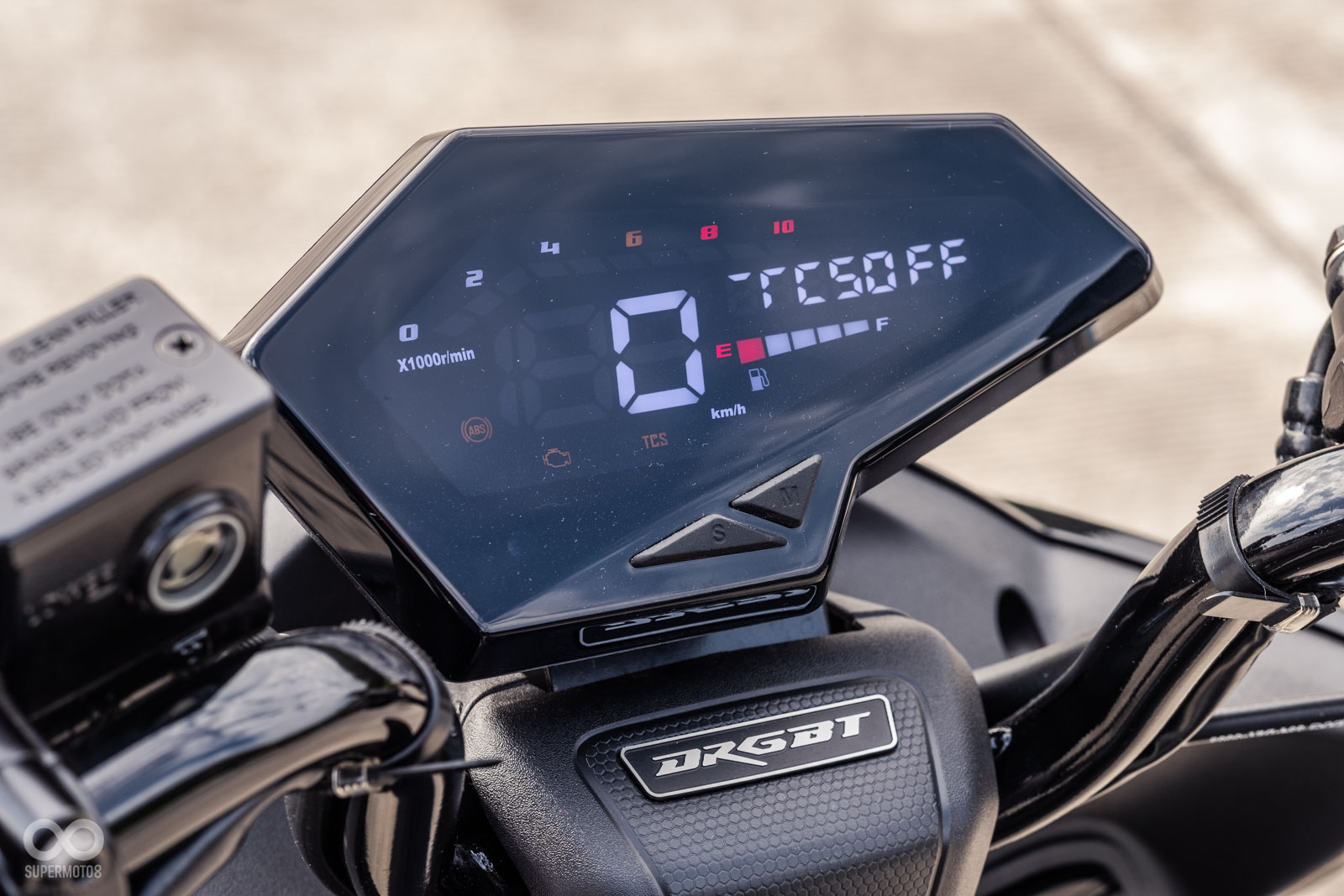 本次改款SYM DRGBT R-EDITION最大的改變就是加上TCS系統；並將控制介面整合至儀表內