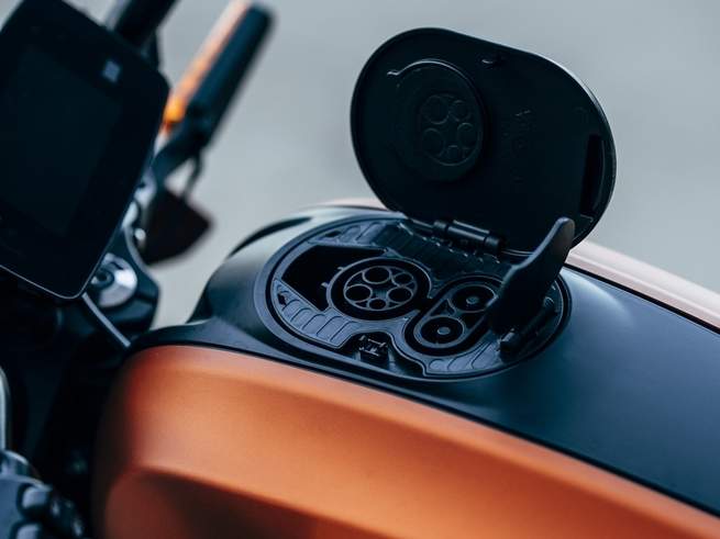 充電孔位於傳統油箱蓋位置