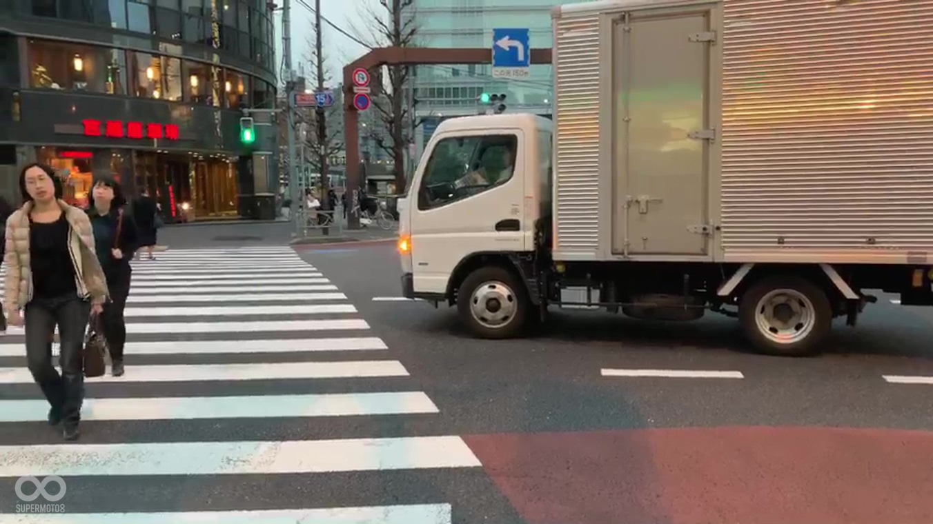 是與斑馬線的距離，而並非與行人的距離。
