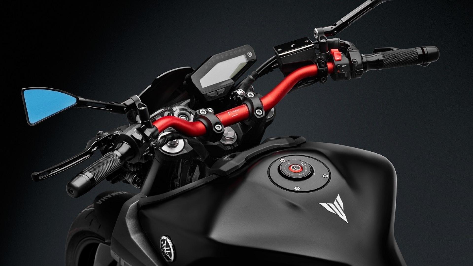 MT-09 專用剎車油杯蓋,陽極鴻與合金把手為RIZOMA 現有共通品