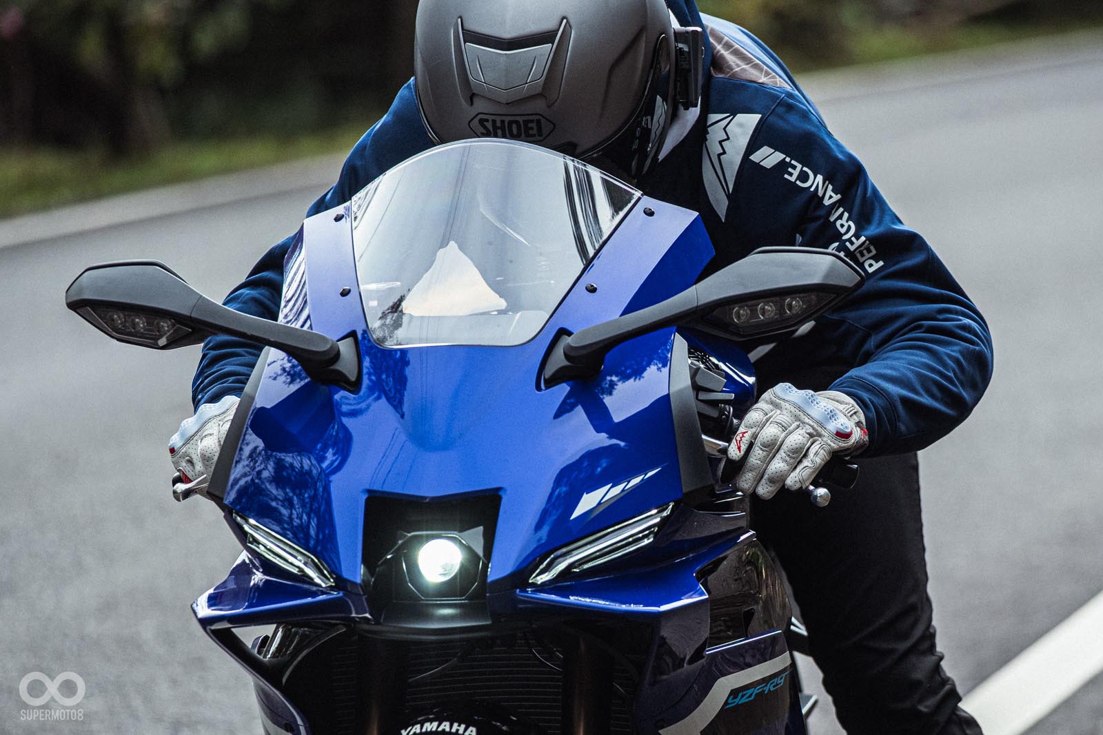 正面看上去，YZF-R9在承襲RDNA一貫的風格之於，最搶眼的莫過於大翅膀定風翼的存在了！