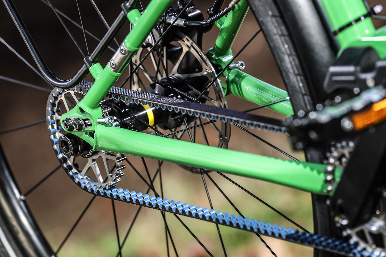 少了傳統變速齒盤,傳動改為皮帶設計