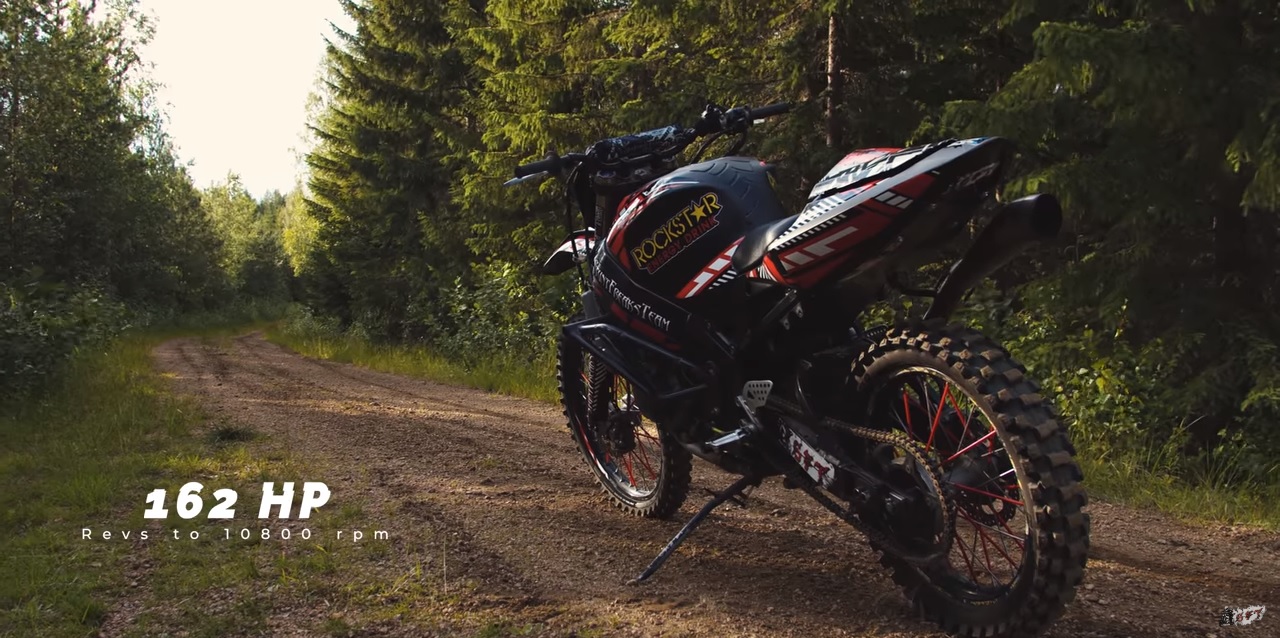 在Stunt Freaks的巧手改裝下最大馬力從185hp下降至162hp,但以越野車來說依舊是個天文數字