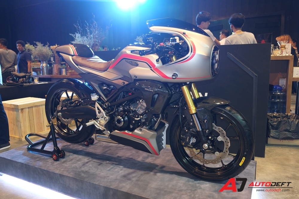 在上個月泰國HONDA 的新車公布會場中,有一輛有罩版的CB150R出現,但完全無任何詳細消息流出 photo via : autodeft