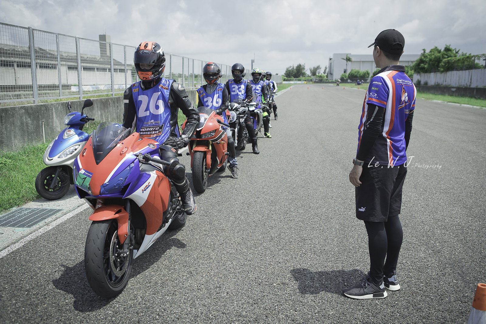 每一位教練都會細心的觀察每一個學員的問題與狀況。