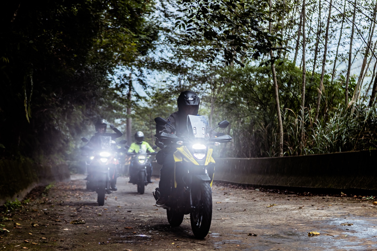 在微微飄雨加上路面狀況不佳的情況下，SUZUKI V-STROM 250SX依然出色地完成第一天最大的挑戰！