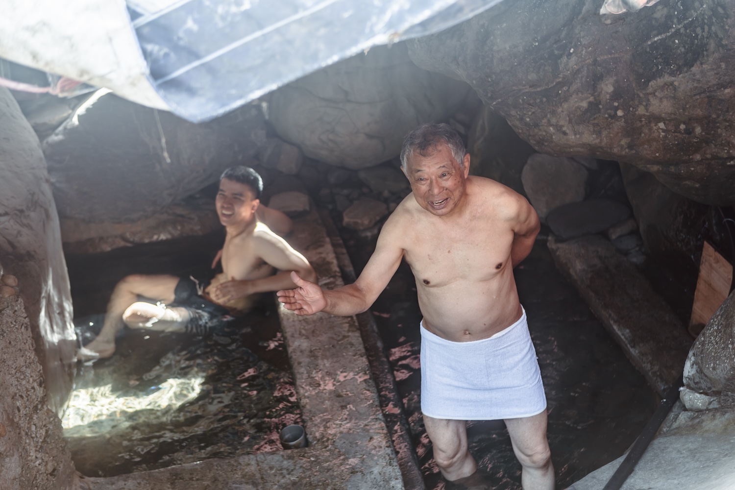 賀曾利隆先生可是有『一年內 3,063 處溫泉入浴』金氏世界記錄認證的騎士，看到野溪溫泉當然義不容辭地跳下去泡！
