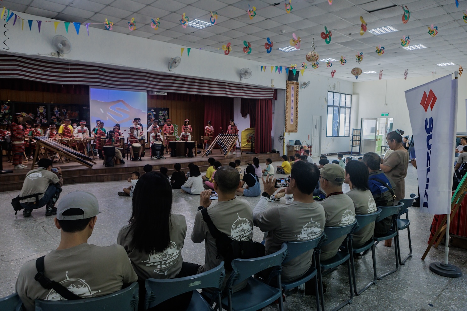 小朋友們以原住民風格的打擊樂表演迎接賀曾利隆先生