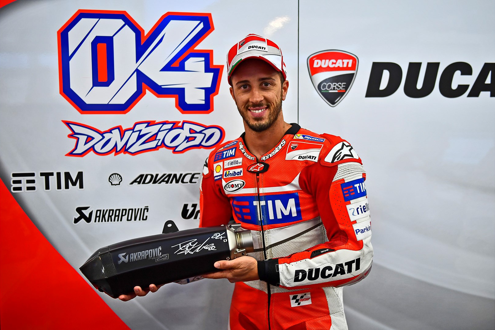 Stoner與Dovizioso簽名於DUCATI Multistrada 1200 用 25周年紀念排氣管