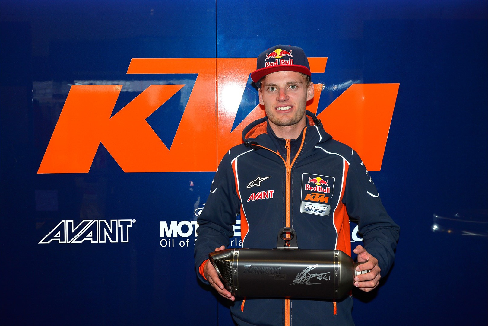 Moto3的領跑者Brad Binder簽名於KTM 1290 Super Duke R 用 25周年紀念排氣管