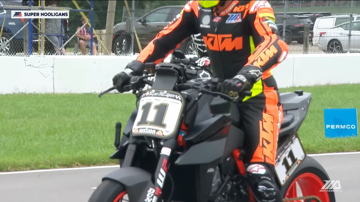 儘管車輛經過賽事規則的大幅度改裝，但車架部分仍可看到 KTM R 版車款才有的橘色車架設計