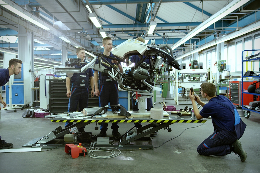 BMW突發奇想出了一到題目,要將一輛R 1200 GS依照LEGO的飛行器設計,打造一輛實體化的模型