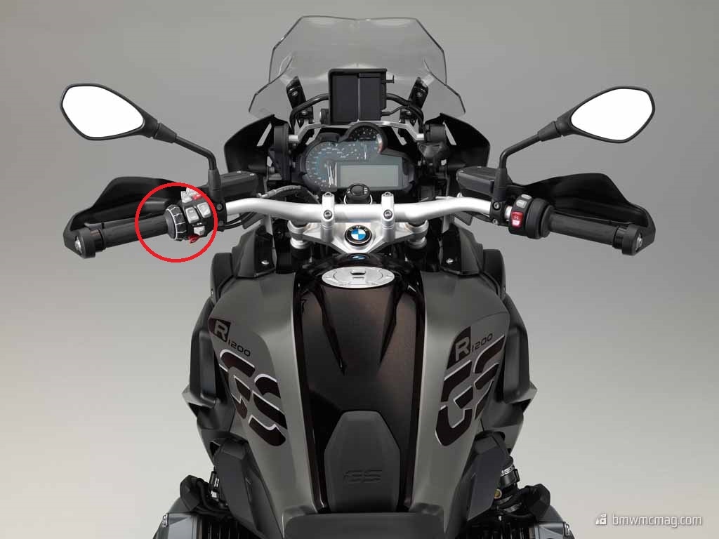 新車的左把手開關處旁有一個類似滾輪的裝置，與BMW 現行的R1200 GS (下紅圈處) 雷同